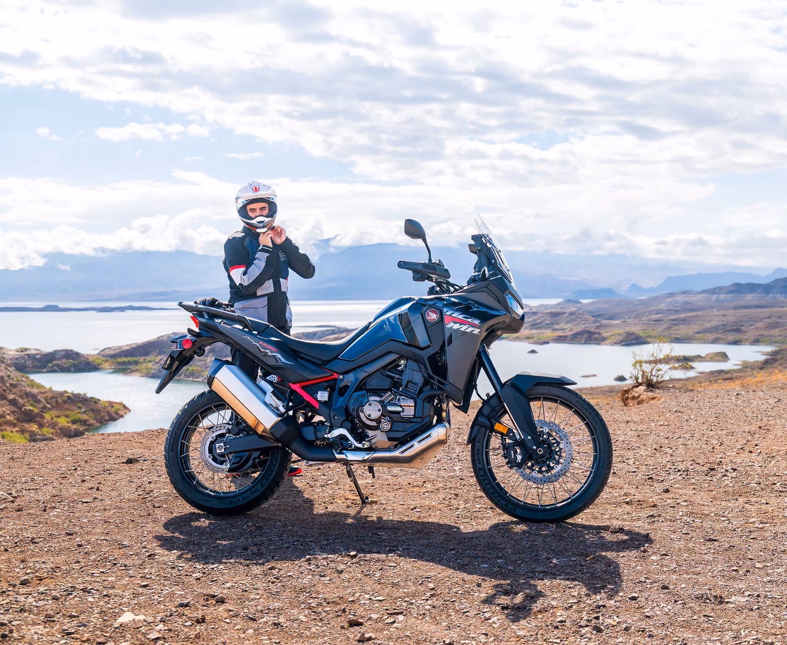 CRF 1100L Africa Twin em ambiente externo - foto 7 - 7 de 8