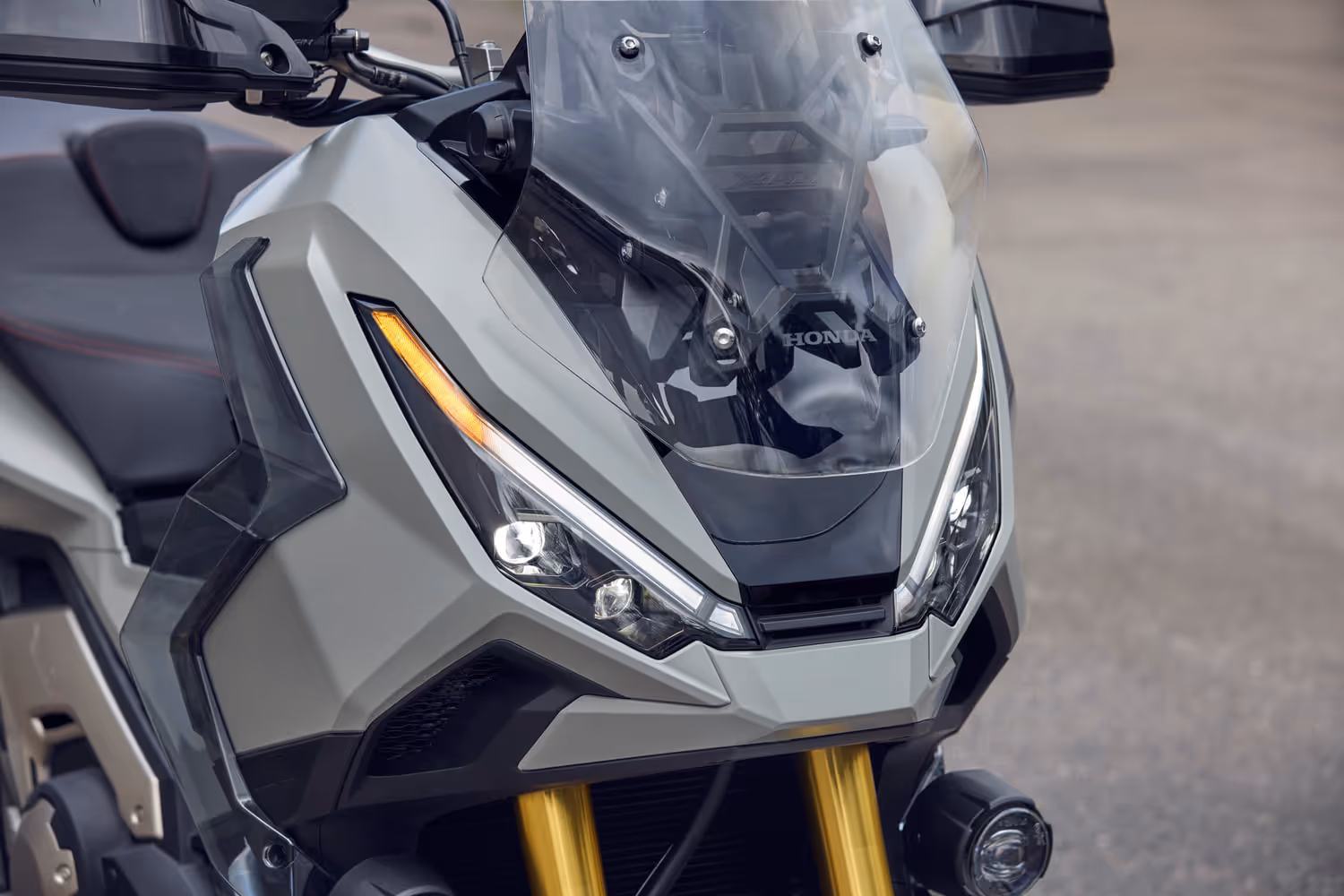 Detalhe frontal Honda X-ADV 2025