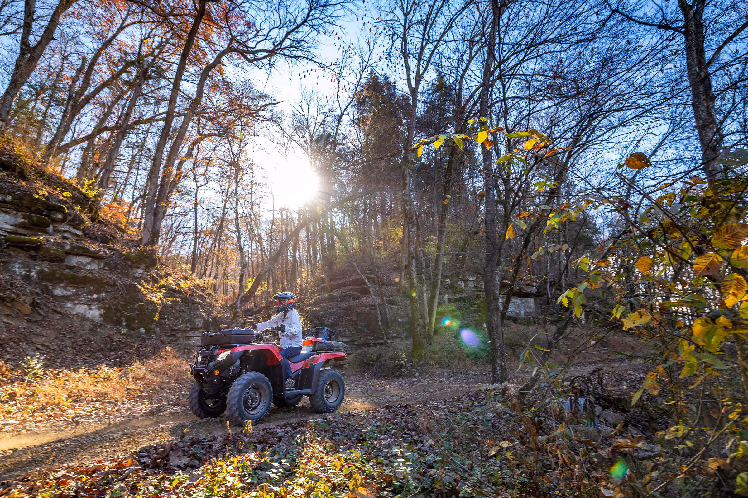 TRX 420 FourTrax atravessando terreno acidentado