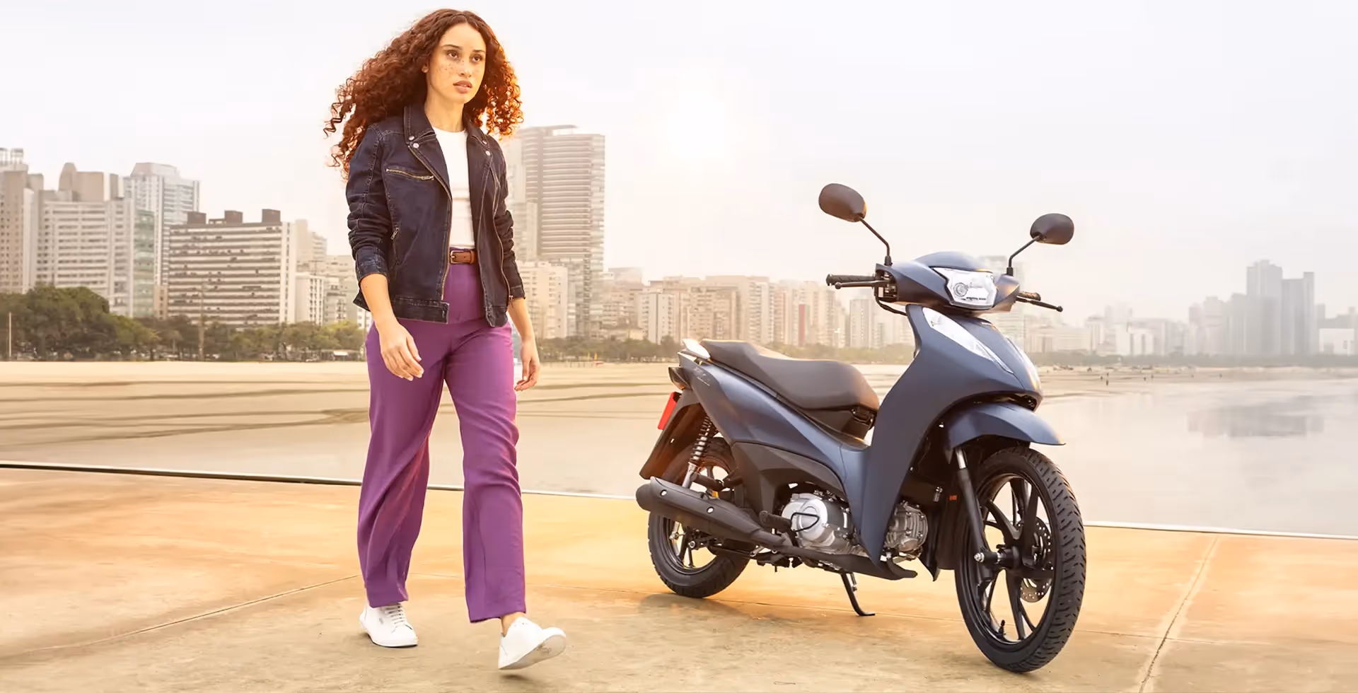 Honda Biz 125 detalhe lateral