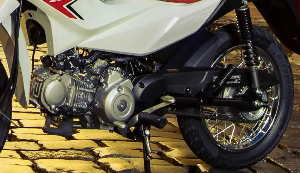 Detalhe do motor e pedal de câmbio Pop 110i ES