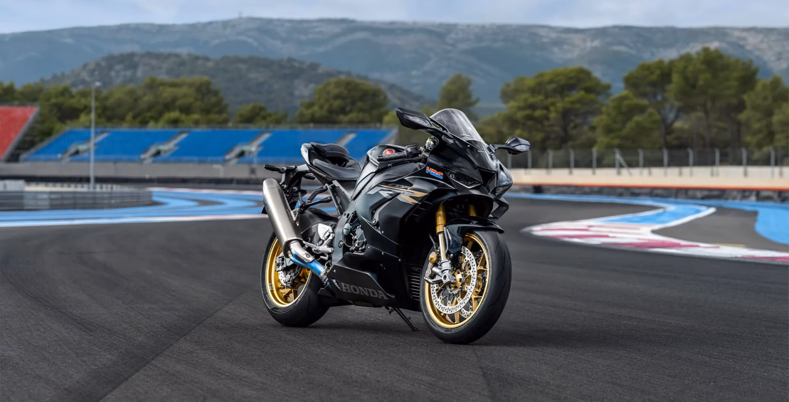 cbr 1000rr r fireblade sp mat pearl morion black em pose ambientada - 27 de 37