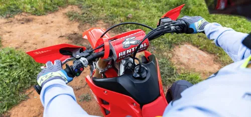 Detalhe do guidão da CRF 250 RX com ajuste de central eletrônica