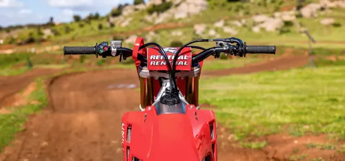 Detalhe do guidão da CRF 450R com controle de torque