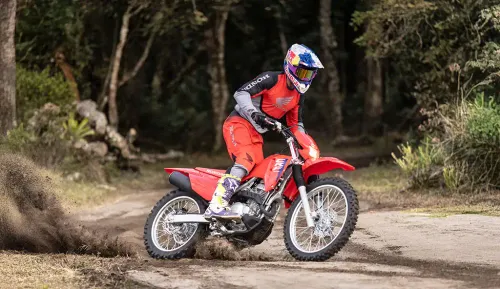 CRF 300F em ação na trilha, destacando a transmissão de seis marchas