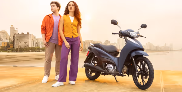 Honda Biz 125 vista de frente em ambiente externo