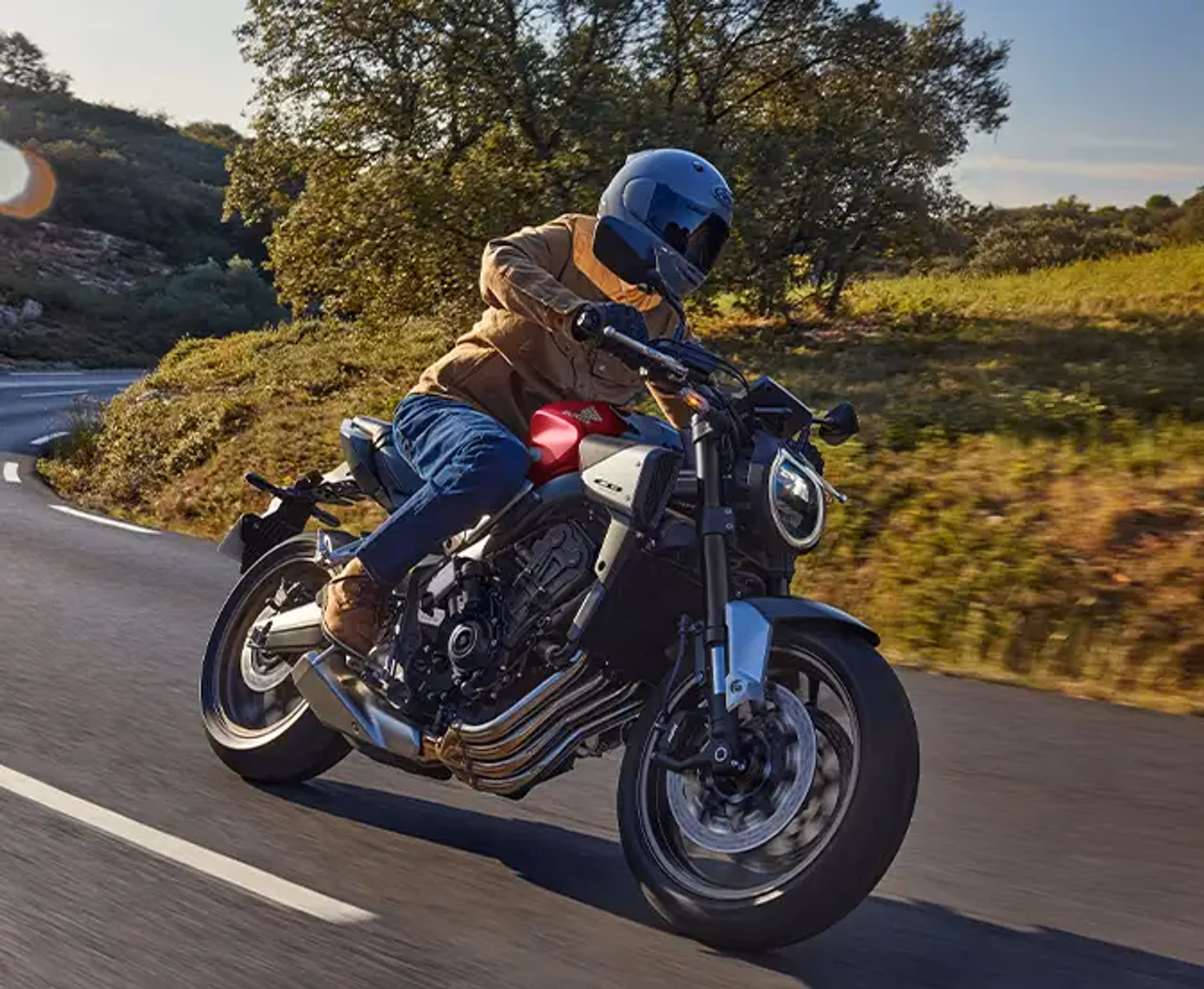 CB 650R E-Clutch ambientada 02 - 2 de 6