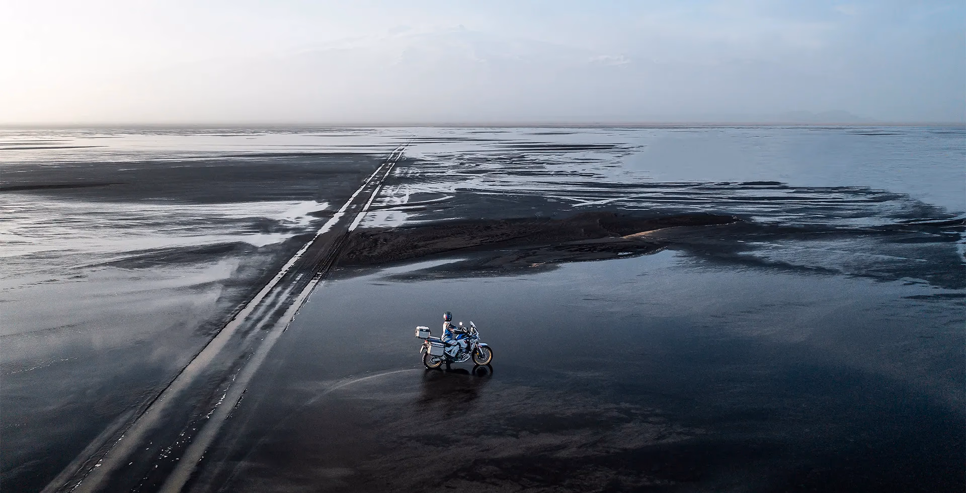 CRF 1100L Africa Twin Adventure Sports ES pilotada na praia - 24 de 24