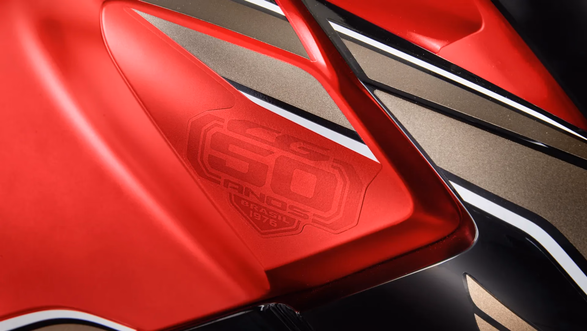 Moto Honda Nova Cg Comemorativa Vermelha Visao Close Adesivo Carenagem Lateral - 7 de 13