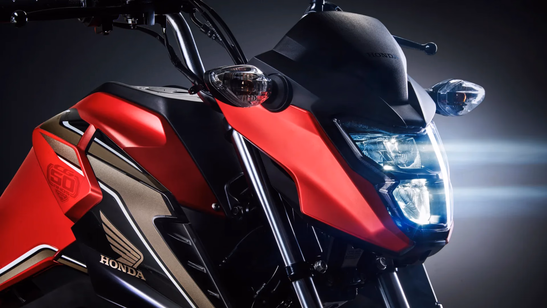 Moto Honda Nova Cg Comemorativa Vermelha Visao Close Lateral Dianteira Superior Direita - 5 de 13