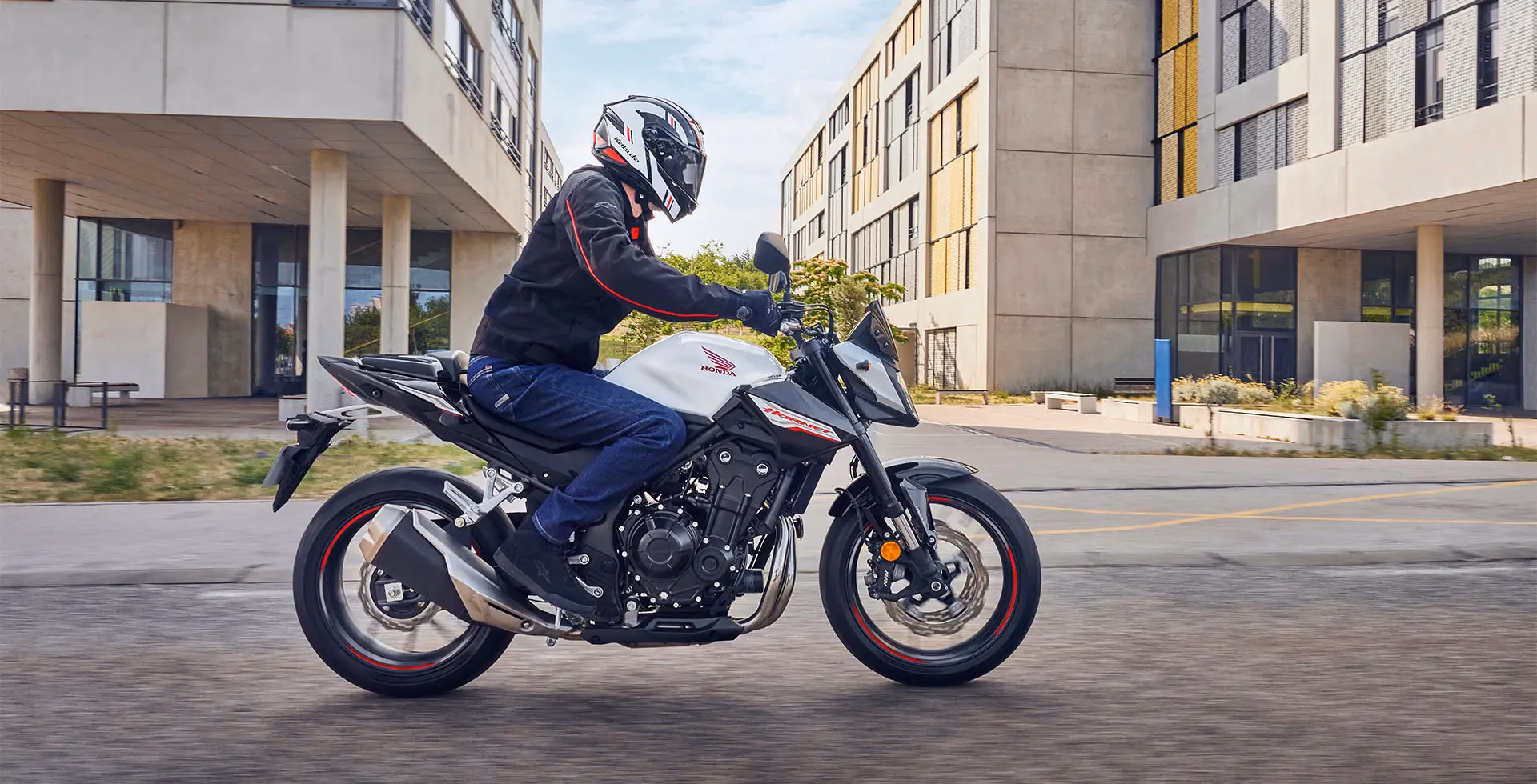 Hornet 500 em ambiente externo, vista três quartos dianteira - 2 de 14