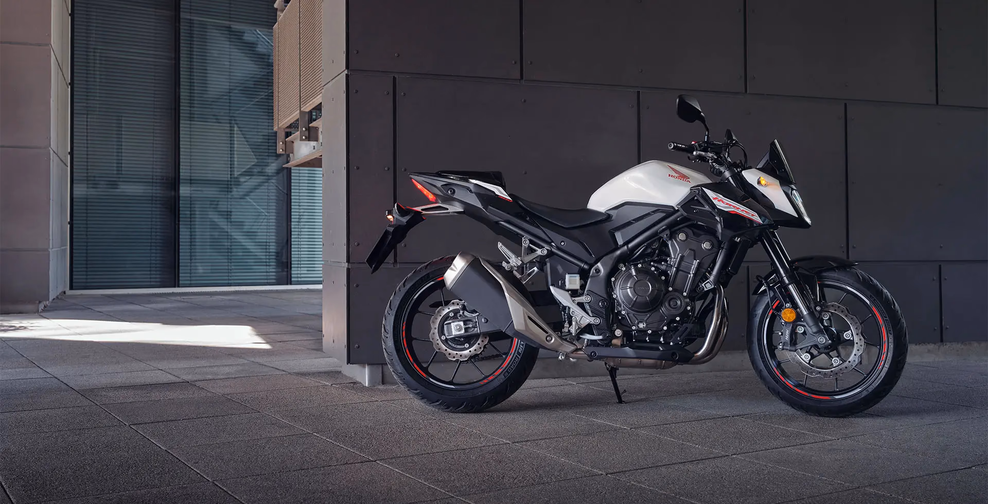 Hornet 500 detalhe da roda traseira - 10 de 14