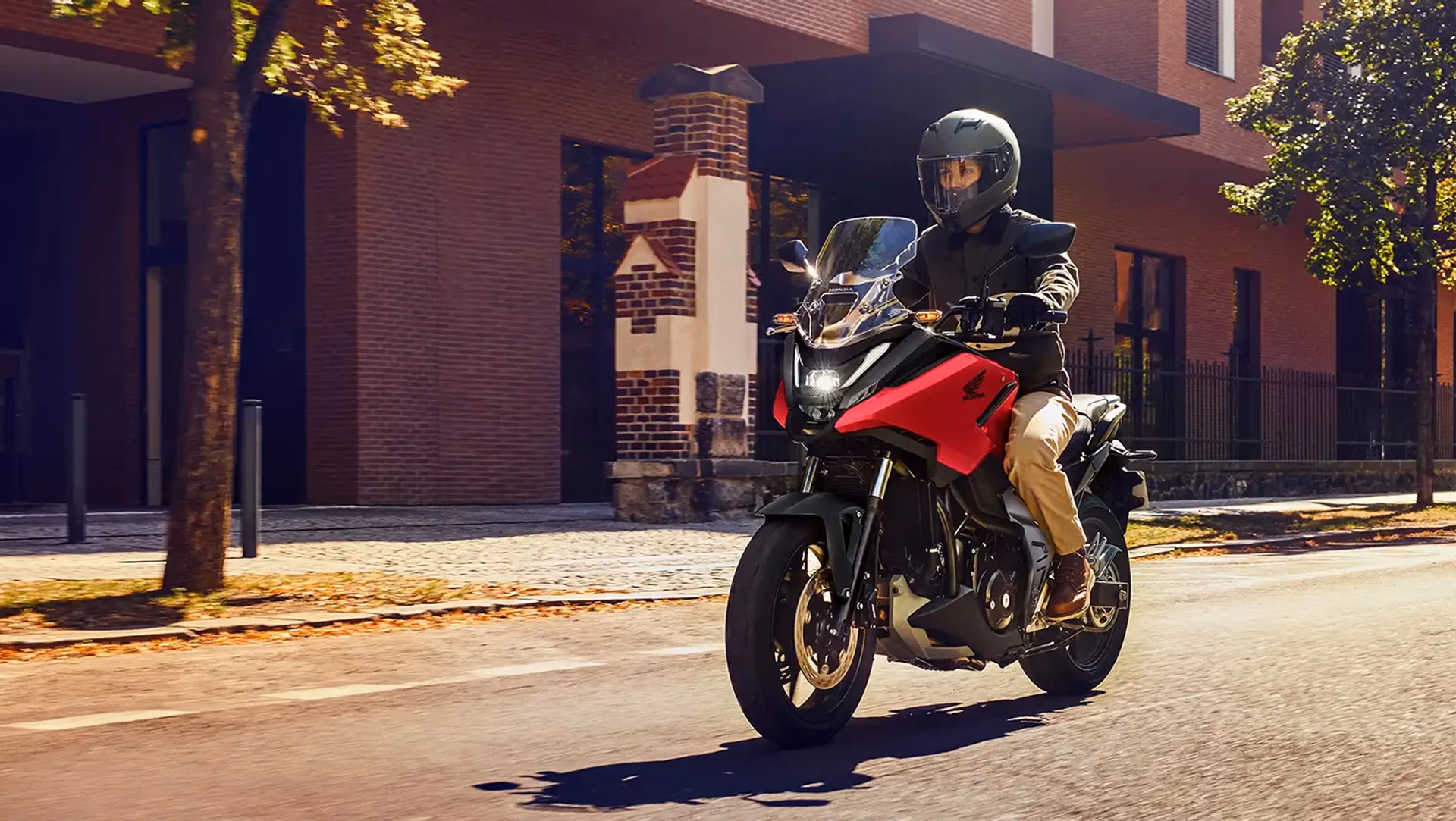 NC 750X na cidade - 1 de 6