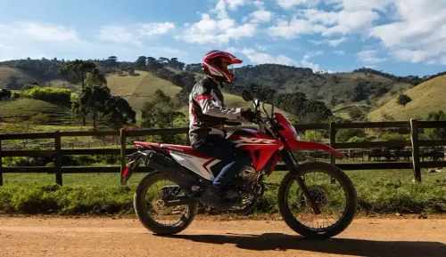 Piloto confortável na XR 300L Tornado